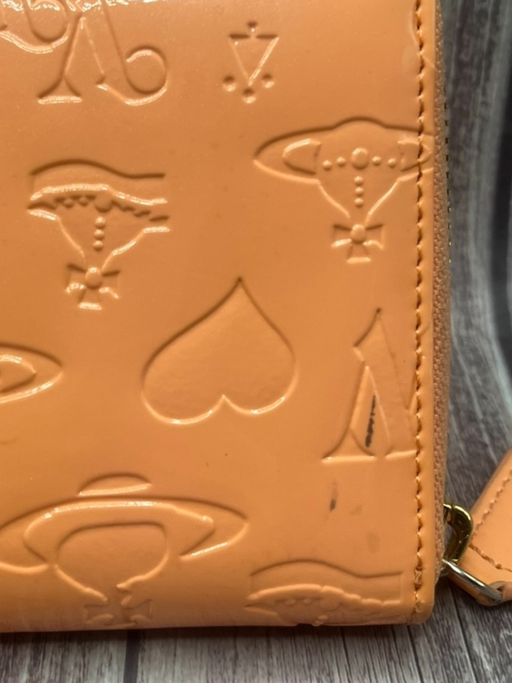 VIVIENNE WESTWOOD EUC Peach Embossed Patent Leather Orb Heart Initial Zip Wallet - Picture 16 of 16